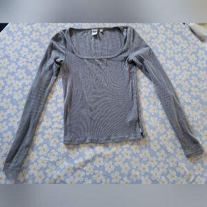 XS Bundle✨️ TNA Grey Knit Long Sleeve Scoopneck & The Drop White Sleeveless Top